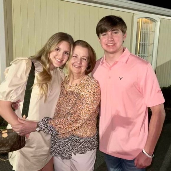 Meet your Posher, Sandra - Picture 1 of 1